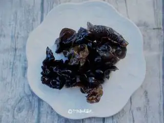 西兰花拌木耳,木耳用凉白开泡发，洗干净，备用