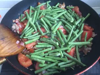 超级下饭的豆角焖饭，爱吃面食的北方人不容错过,加豆角，炒五分钟