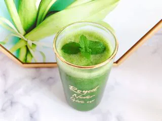 羽衣甘蓝芝麻菜苹果汁,摆放上一片清洗干净的薄荷叶点缀装饰,我们的这一杯羽衣甘蓝芝麻菜苹果汁就完成了,很简单,一学就会了是吧~