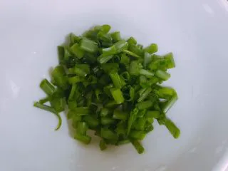 家庭自制凉皮,准备葱花