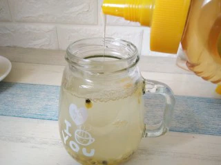 百香果薄荷蜂蜜水,适量的蜂蜜