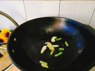 家常菜+爆炒蛏子,将葱白，姜片爆香