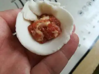 家乡小吃——小米,先一边折皱褶