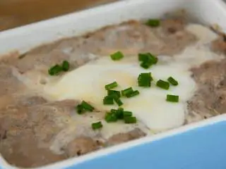 肉饼蒸蛋—从小吃到大的美味,取出后,撒入少许葱花即可。