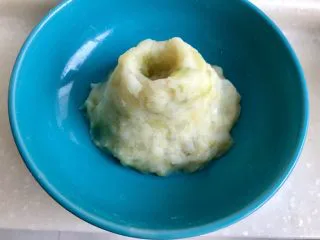 土豆的101种吃法➕火山肉末土豆泥,土豆用叉子碾碎,加少许橄榄油(家里没有的亲可以用麻油代替)、少许食盐和一点胡椒粉拌匀,戴一次性手套捏成这样的“火山”形状,顶端按个小坑,像不像火山😛