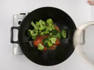 番茄烧菜 竟也有那么多小技巧,3-5 倒入番茄煸炒，放入西兰花
