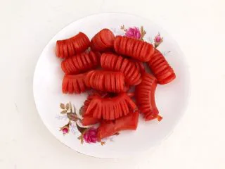 10分钟快手菜 肉粒多风味香肠炒俄式乳瓜,把炒好的香肠盛出来