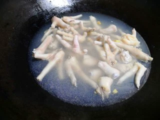 美味小吃,老坛酸辣鸡爪,水开后放鸡爪煮,要煮熟,记得是15—20分钟吧,或者用筷子戳,能戳到里面去就熟了