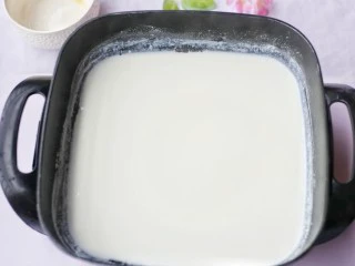 香甜爽滑的芒果牛奶布丁,牛奶倒入锅中。