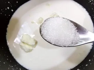 清火滋补之莲子双皮奶,加入白糖搅拌均匀
