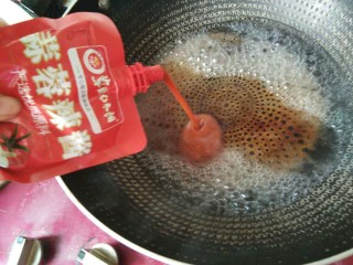 韩式辣炒年糕，炙手可热的小吃,最后倒入蒜蓉辣酱。