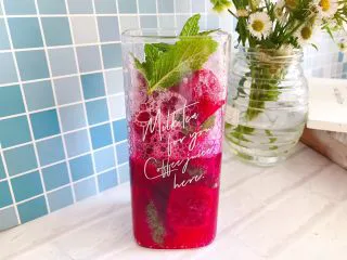 火龙果薄荷气泡水,气泡水要慢慢的倒哦,不然会一下子溢出来的