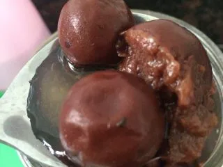 甘草水果～潮汕小吃之一,把青梅核挖出来，用勺子压成泥。