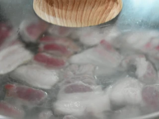 厨师长拿手菜，农家回锅肉，必吃三大碗饭！,盖上盖子，当肉片变色后，关火，开盖