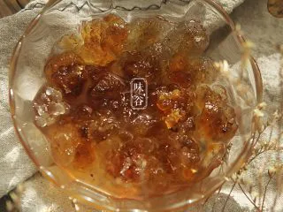 火龙果银耳糖水,（桃胶看着不大，但是泡完之后会发得很大。）泡发后的桃胶，清澈透明。