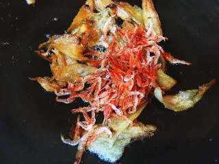 台灣傳統小吃 - 白菜滷,接著放入蝦米