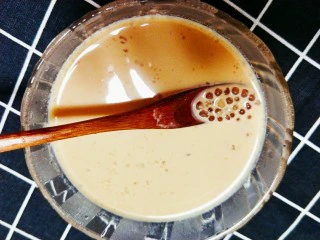 杨梅西米露奶茶,奶茶凉后倒入西米中