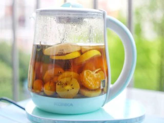自制高颜值低卡水果茶,泡制5分钟。