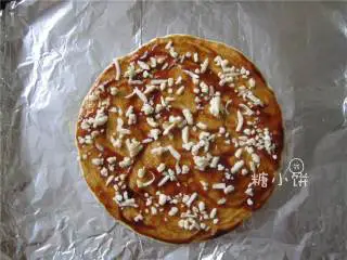 烟熏风味BBQ烤鸡肉披萨,抹好烤肉酱的面饼上撒上少量的马苏里拉芝士碎打个底，也是作为顶料和面饼之间的粘合剂。