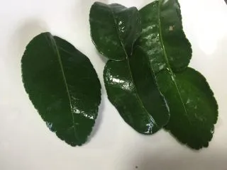 泰式青咖喱酱·东南亚风味,柠檬叶,去茎,撕碎。