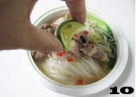 周末美食 自制东南亚特色街头小吃——【火车头河粉】,食用前撒少许红尖椒、一片柠檬即可。