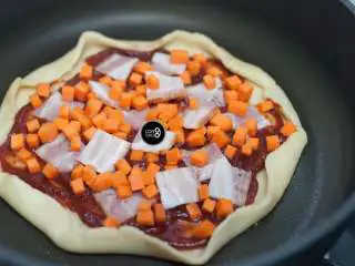 没有烤箱照样做出香浓芝士风味薄底披萨,为了便于食材煮熟和堆砌,尽量将难熟和平面的食材堆在下部。