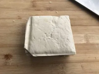 做道小朋友也爱吃的酸甜豆腐,北豆腐一块。