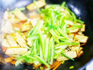 美食丨超级无敌下饭家常菜 芹菜香干 ～,最后加入芹菜、适量盐翻炒均匀即可出锅。