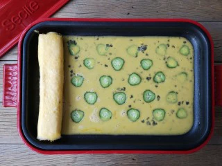 酷夏里的小清新——青瓜厚蛋烧,倒入剩余蛋液，小火加热至蛋液表面微微凝固。