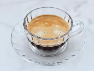 黄桃养乐多冰咖啡,萃取好的咖啡晾凉备用。