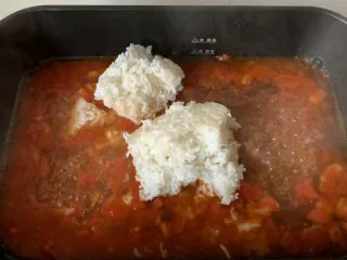 番茄浓汤烩饭,倒入米饭
