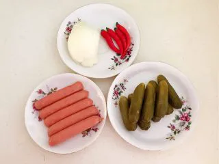 10分钟快手菜 肉粒多风味香肠炒俄式乳瓜,准备食材：自制俄式小乳瓜，风味小香肠，小米辣，圆葱