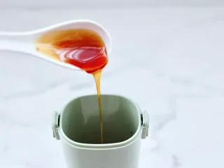 香蕉蔓越莓奶昔,这个时候倒入蜂蜜调味提甜。