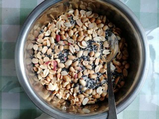 豆腐皮粄~客家小吃,加入白糖,搅拌均匀(其实我想说,原版的不是这样的😁我太宅了,没出门买材料~我奶奶以前做,都是买花生糖,切小块,直接包进去的,那样的口感更好)