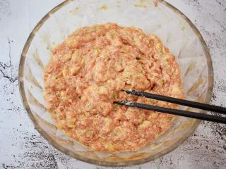 猪肉韭菜锅贴,搅打上劲