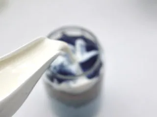 蓝蝴蝶奶冻西米露,倒入椰奶和牛奶即可。