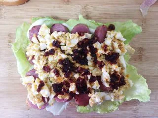 （创意菜）老干妈风味咸鸭蛋酒肠三明治,重点来喽！铺上老干妈辣酱