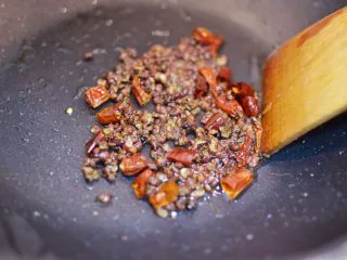 正宗地道的麻婆豆腐,锅中留底油烧热，放入干辣椒和花椒，小火慢慢炒香。