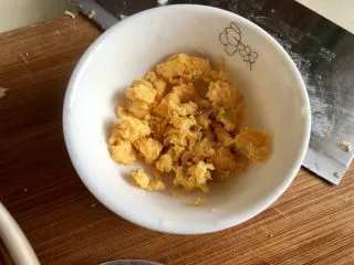 土豆的101种吃法➕火山肉末土豆泥,鸡蛋的蛋黄取出碾碎