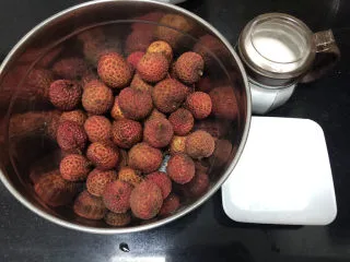 荔枝罐头➕ 玉雪肌肤罩绛纱,荔枝约780g,冰糖适量,食盐少许