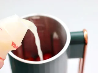 高颜值樱桃气泡冰饮,再倒入养乐多。