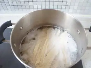 番茄肥牛刀削面,锅中加水烧开，放入刀削面条煮熟