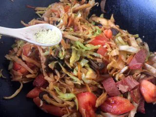 天津特色小吃 蔬菜烩饼,放入少许的鸡精提味。