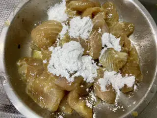 椒香鱼块➕椒香风味龙利鱼块,加入两汤匙淀粉，转拌均匀