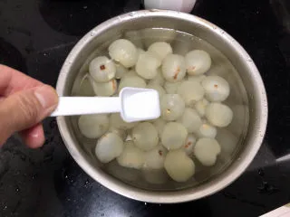 荔枝罐头➕ 玉雪肌肤罩绛纱,加入凉开水,少许食盐