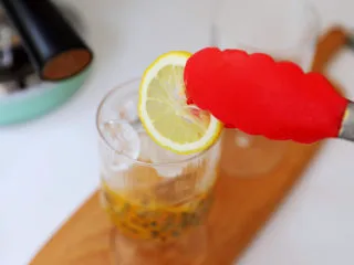 百香果柠檬气泡冰咖啡,加入柠檬片