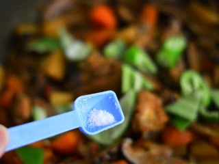 酱烧土豆鸡翅,调入一点点盐，翻炒收汁 