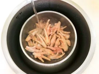 私房菜 密制酸辣鸡爪,用冷水冲洗干净