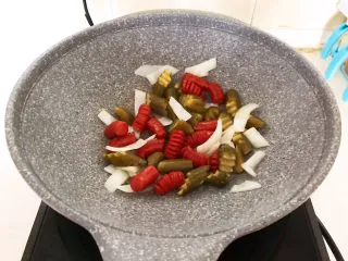 10分钟快手菜 肉粒多风味香肠炒俄式乳瓜,翻炒均匀