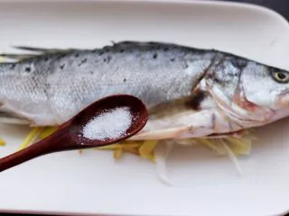 鲜美无比的粤式清蒸鲈鱼,再撒上适量的盐腌制一下鲈鱼，这样蒸出来的鱼更入味。